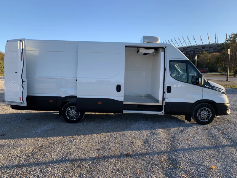 Iveco Daily z zabudową izotermiczną zaparkowane bokiem