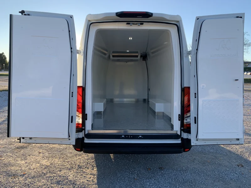 Otwarte tylne drzwi zabudowy izotermicznej Iveco Daily