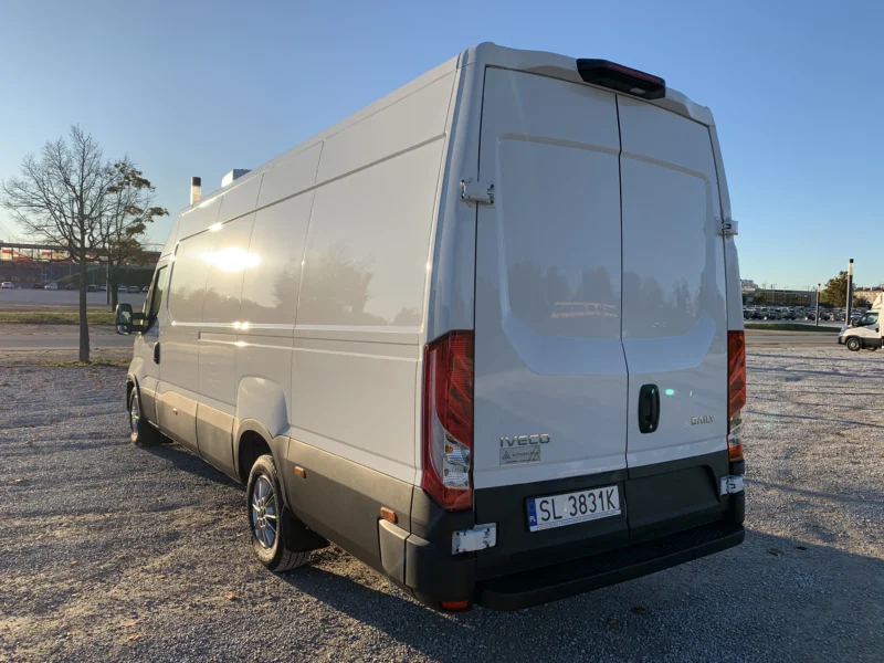 Iveco Daily z zabudową izotermiczną, widok z boku i tyłu