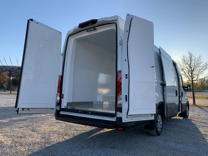 Otwarte tylne drzwi izotermy Iveco Daily podczas rozładunku